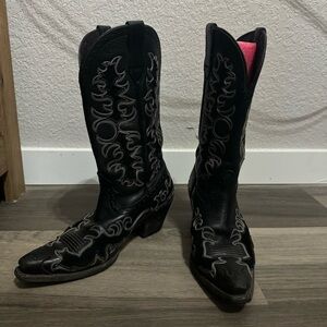 Beautiful Scroll work Ariat Women’s Dandy 12” black fashion cowboy boots size 8